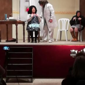 Compañia de teatro Zawiya Tres patas para un banco 007